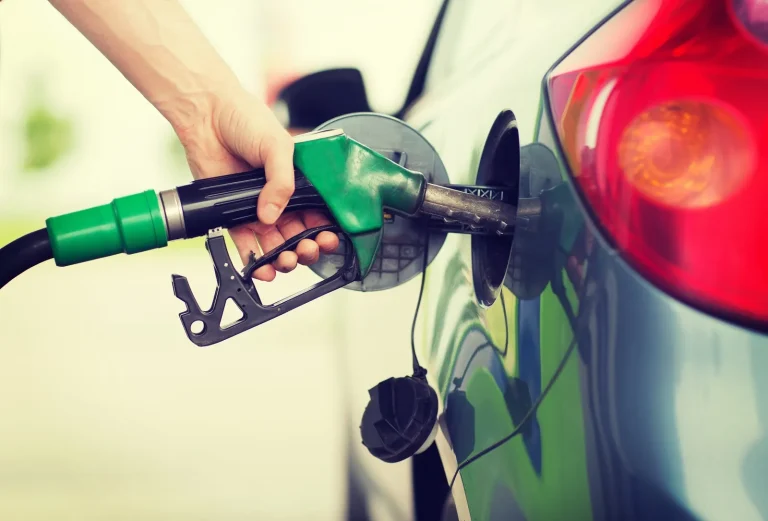 Abastecimento de combustíveis em veículo automotivo
