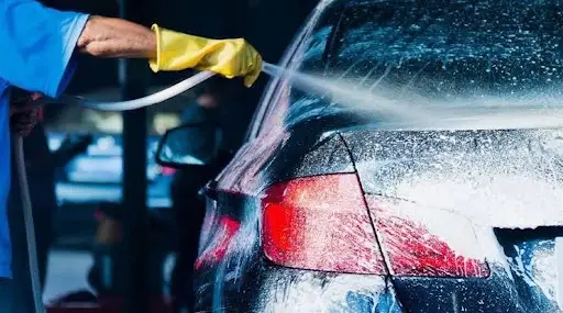 Lavagem de carro com espuma e mangueira