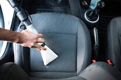 Limpeza de estofados de carro com equipamento específico