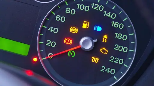 Painel de instrumentos com luzes de alerta do carro