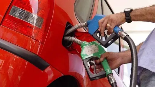 Abastecimento de carro vermelho com bomba de combustível