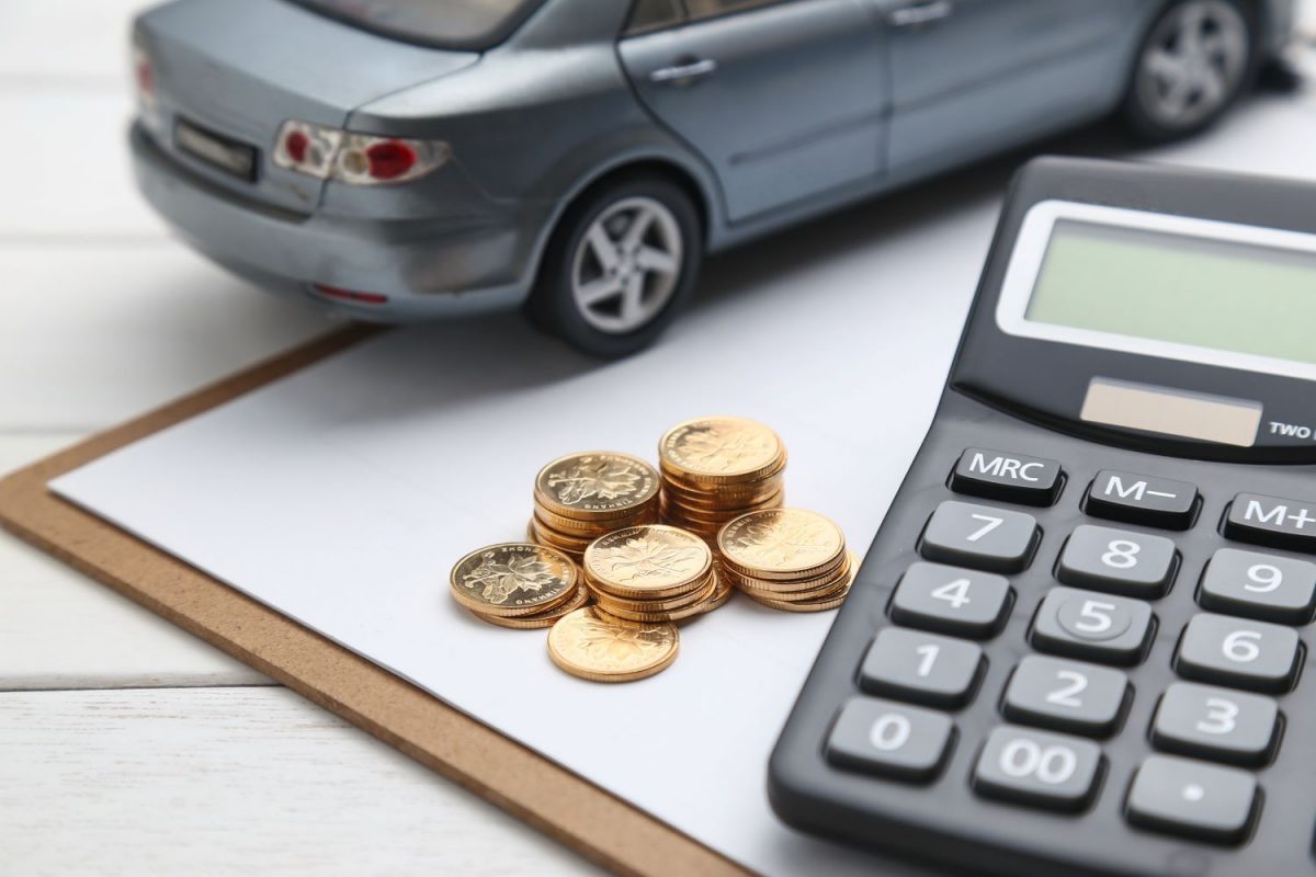 Carro usado, calculadora e moedas