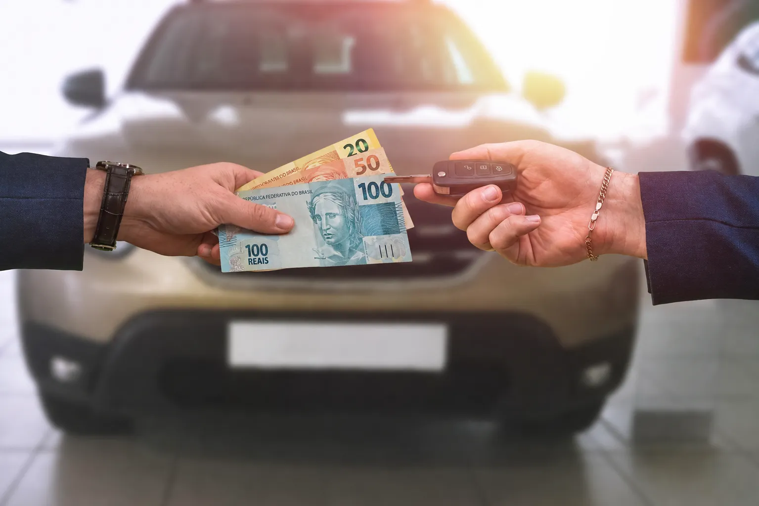 Pessoa pagando em dinheiro por um carro de forma direta