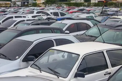 Estacionamento lotado com veículos variados