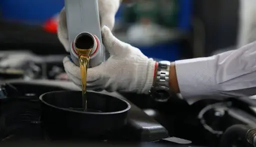 Troca de óleo em motor de carro