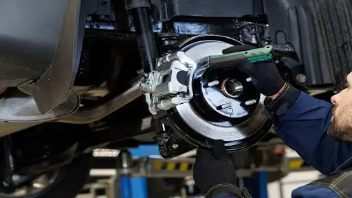 mecânico ajustando sistema de freios de um carro