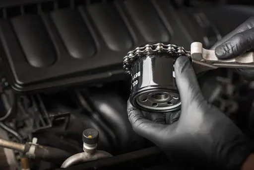 Troca de filtro de óleo em motor de carro