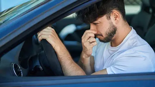 Homem preocupado ao volante de carro