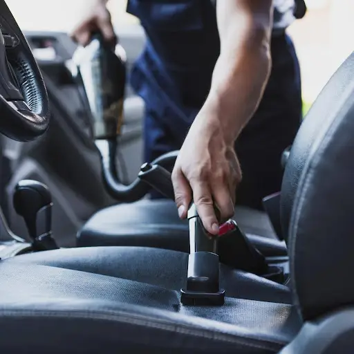 Pessoa limpando o interior de um carro