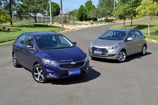 Carros Chevrolet e Hyundai em um parque.