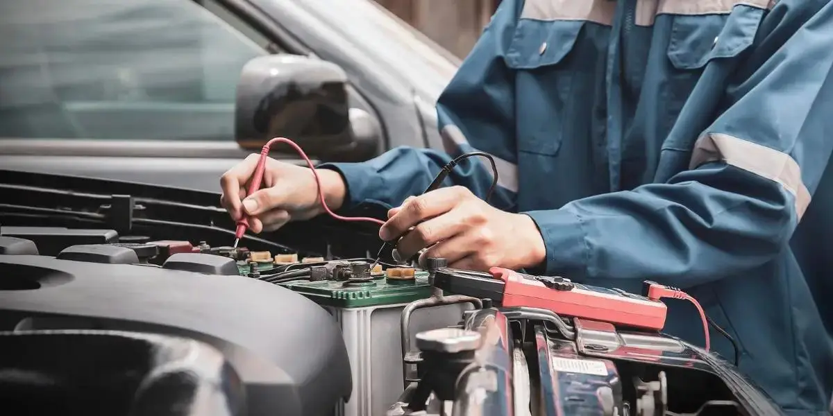 técnico verifica bateria de carro