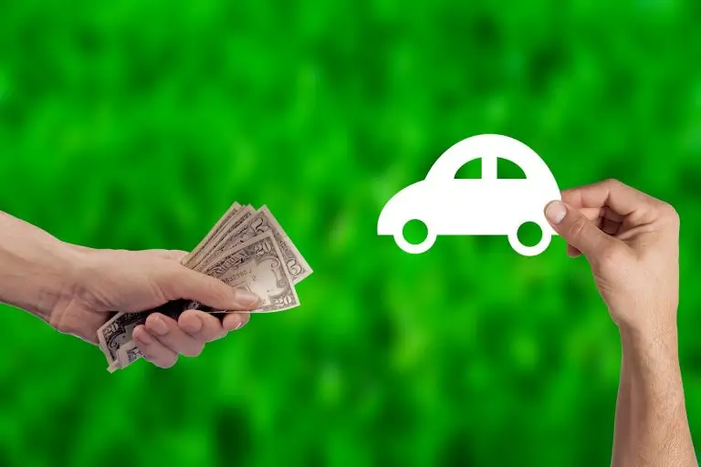 Pagamento em dinheiro por carro em fundo verde
