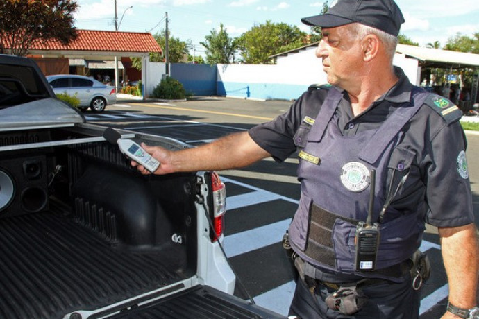 Som alto em carro pode render multa de R$ 127,69