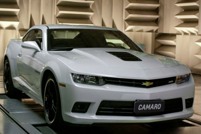 O Chevrolet Camaro num vídeo diferente