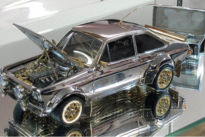 Ford Escort em miniatura de ouro, prata e diamantes
