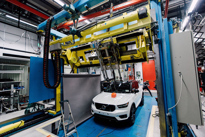 Volvo faz primeiro teste do mundo de colisão de capacete de ciclista Volvo faz primeiro teste do mundo de colisão de capacete de ciclista