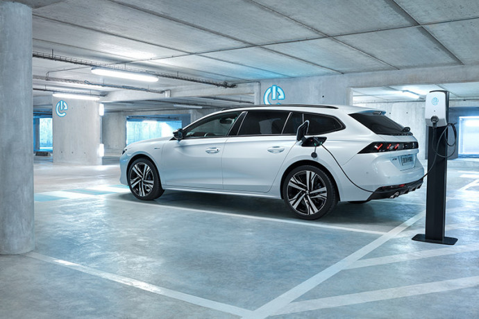 Peugeot apresenta novas motorizações Híbridas Plug-in