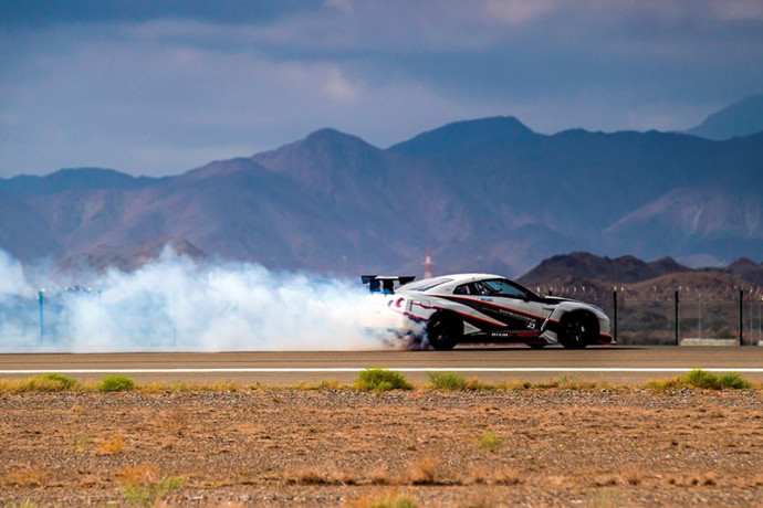 Nissan GT-R quebra recorde mundial de drift mais rápido