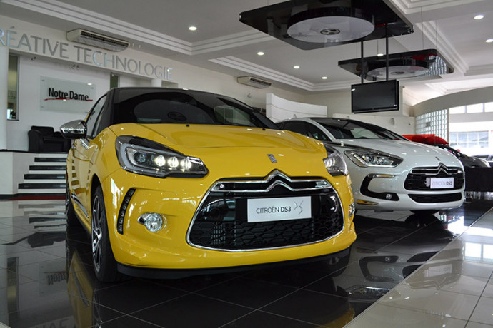 Citroën DS3 e DS5 na Notre Dame, em Sorocaba