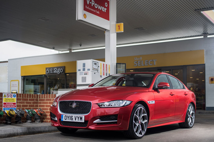 Jaguar e Shell lançam sistema de pagamento de combustível de dentro do carro