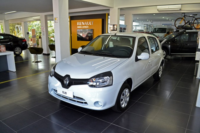 Renault Clio em promoção de ano novo na Valec