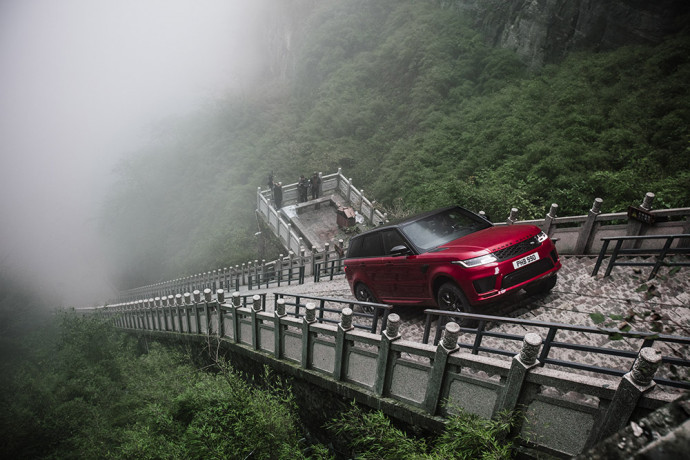 Range Rover Sport sobe escadaria de 999 degraus na China