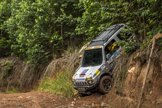 Suzuki Jimny é valente no 4x4 radical