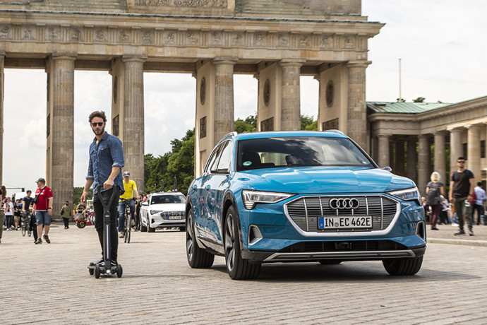 Audi apresenta conceito de patinete elétrico com quatro rodas