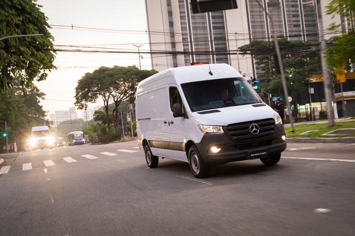 Mercedes-Benz apresenta Sprinter com transmissão automática
