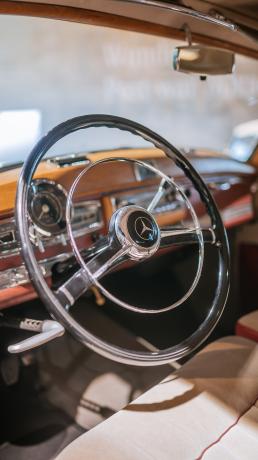 Mercedes-Benz homenageia 75 anos do icônico Mercedes-Benz 300