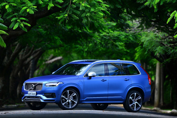Volvo XC90 T8 agora com estilo mais esportivo na versão R-Design Volvo XC90 T8 agora com estilo mais esportivo na versão R-Design
