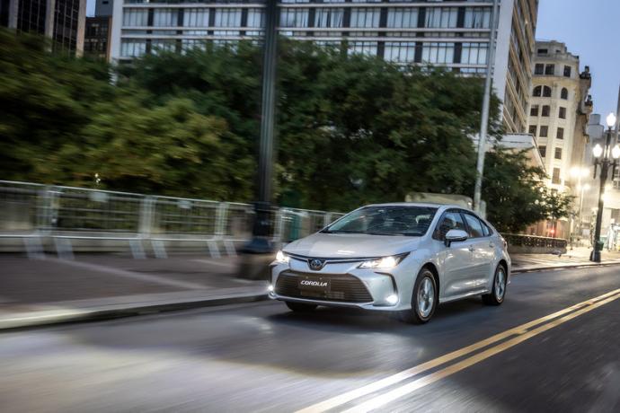 Corolla sedã celebra 60 anos com linha completa