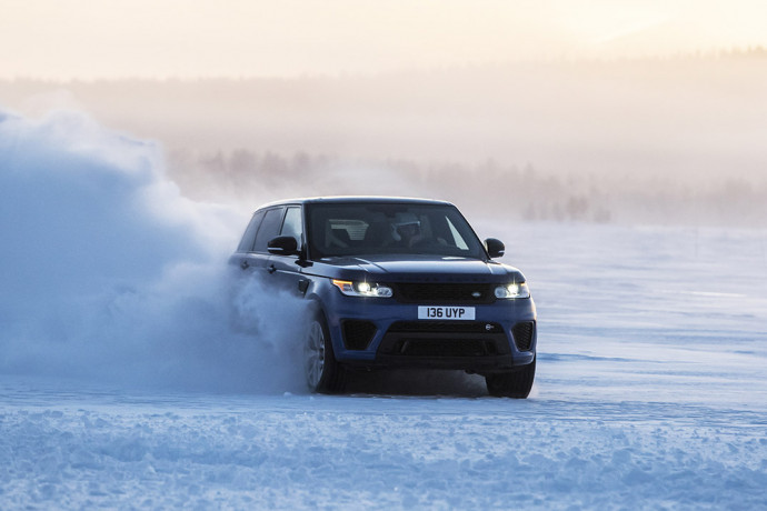 Range Rover Sport SVR realiza testes de aceleração