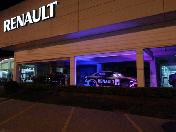 Renault Valec exibe carro de corrida “de verdade”