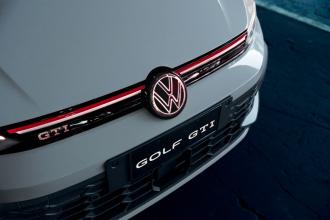 Fábrica da Volkswagen vira pista de corrida para o Golf GTI