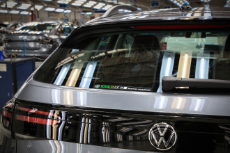 VW comemora os 20 anos do Total Flex com adesivo exclusivo