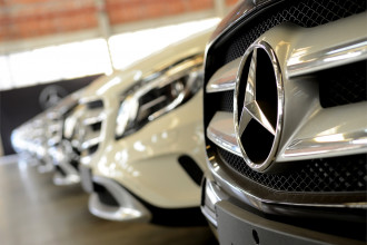 Mercedes-Benz inicia vendas de veículos com motor Flex 