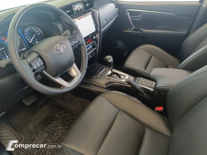 HILUX SW4 2.8 D-4D TURBO SRX 7L 4X4 AUTOMÁTICO