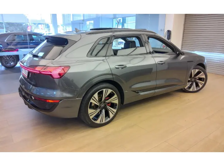 Q8 E-TRON 55 ELÉTRICO PERFORMANCE BLACK QUATTRO