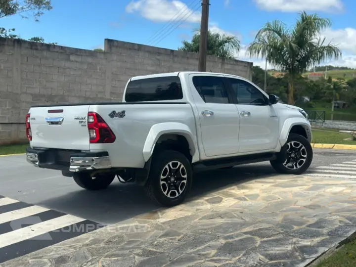 HILUX 2.8 D-4D TURBO DIESEL CD SRX PLUS 4X4 AUTOMÁTICO