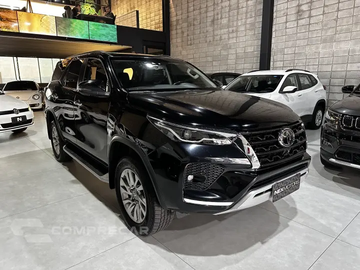 HILUX SW4 2.8 D-4D TURBO DIESEL SRX 7L 4X4 AUTOMÁTICO