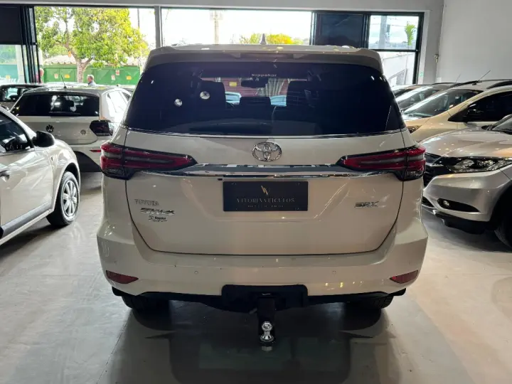 HILUX SW4 2.8 D-4D TURBO DIESEL SRX 7L 4X4 AUTOMÁTICO