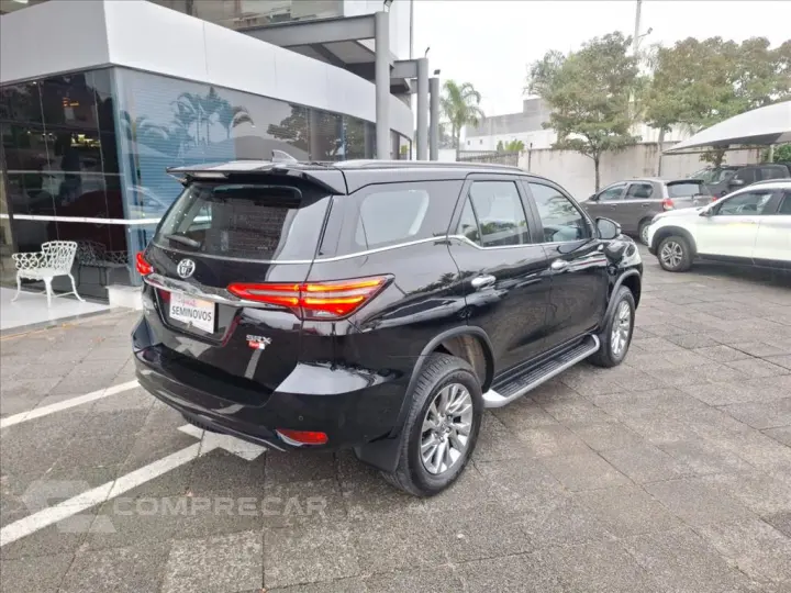 HILUX SW4 2.8 D-4D TURBO DIESEL SRX 7L 4X4 AUTOMÁ