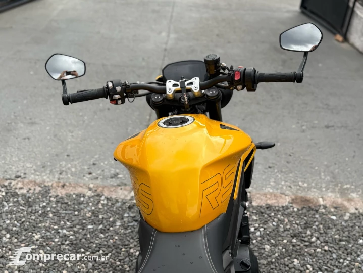 STREET TRIPLE RS