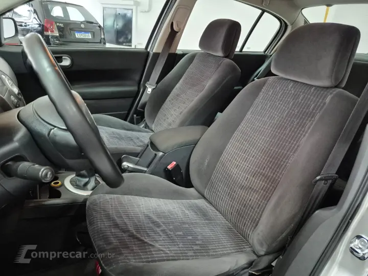 Megane Sedan Dynamique 1.6 16V (flex)