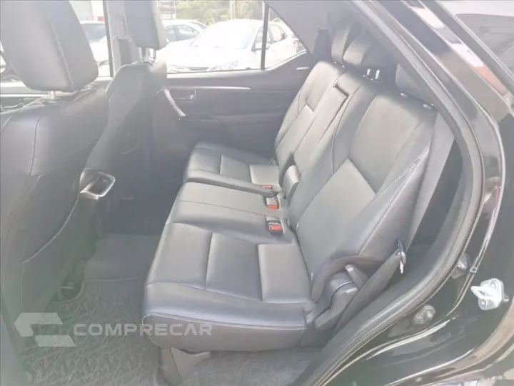 HILUX SW4 2.8 D-4D TURBO DIESEL SRX 7L 4X4 AUTOMÁ