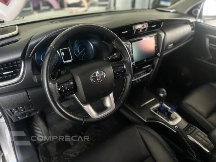 HILUX SW4 2.8 D-4D TURBO DIESEL SRX 7L 4X4 AUTOMÁTICO