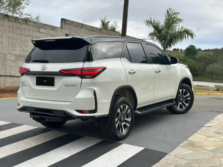 HILUX SW4 2.8 D-4D TURBO DIESEL DIAMOND 7L 4X4 AUTOMÁTICO