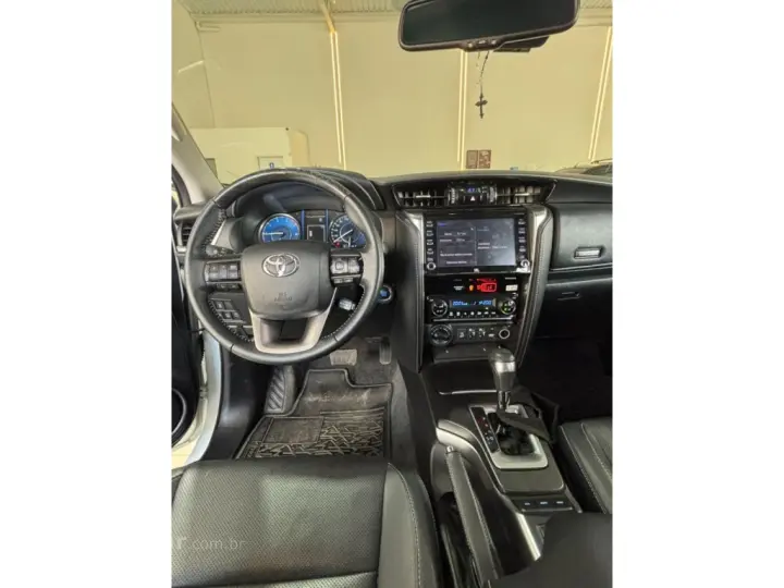 HILUX SW4 2.8 D-4D TURBO DIESEL SRX 7L 4X4 AUTOMÁTICO