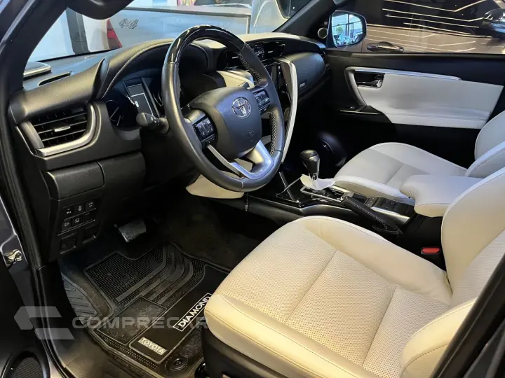 Hilux SW4 2.8 4P SRX 4X4 DIAMOND 7 LUGARES TURBO DIESEL AUTO